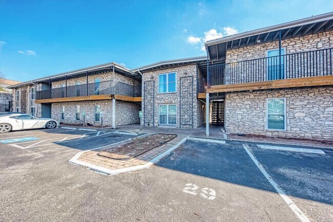 Foto del edificio - 2401 Manor Rd