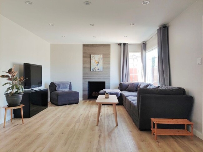 Building Photo - Updated 3Bed/1Bath Single Family Home in S...