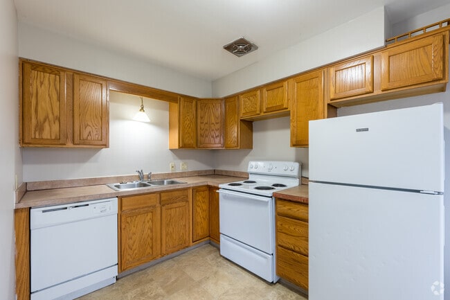 2BR, 1BA - 850SF - Kitchen - Brentwood Apartments (460 Silver LLC)