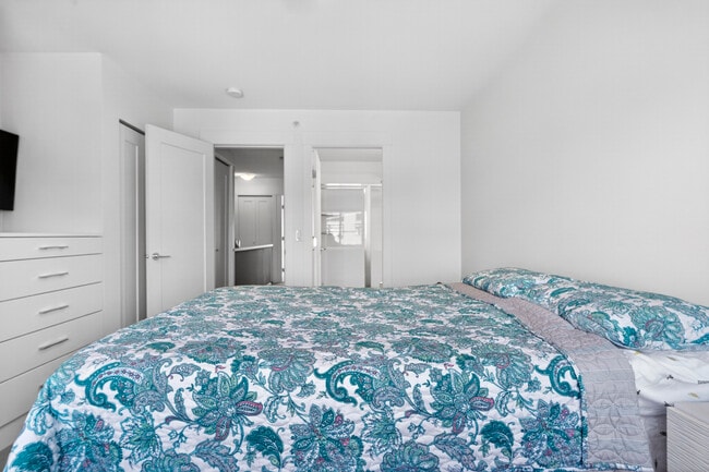 Building Photo - Beautiful 2 Bed + Den 3 Bath Townhouse for Rent in Willoughby Heights!