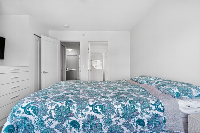 Photo du bâtiment - Beautiful 2 Bed + Den 3 Bath Townhouse for Rent in Willoughby Heights!