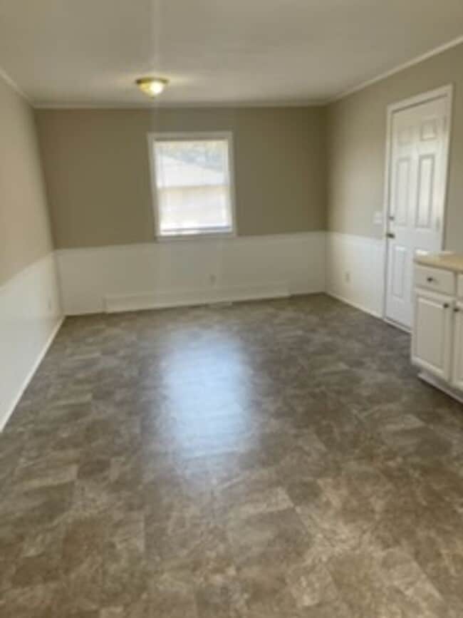 Building Photo - 2414 Shawnee Dr