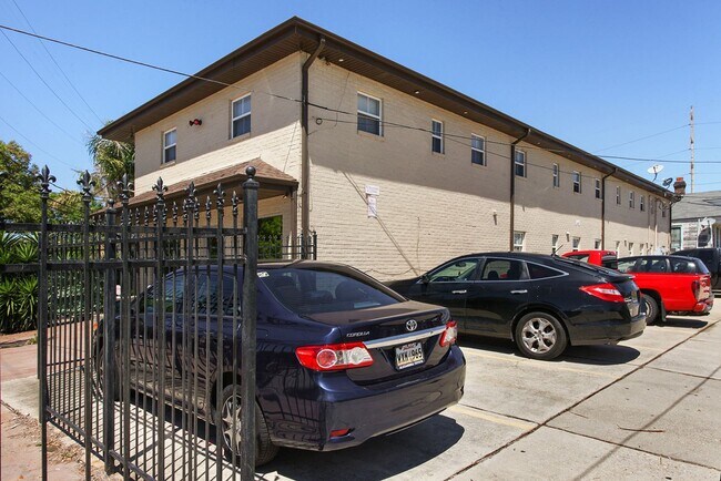 Foto del edificio - Gated complex in Lower garden district with parking.