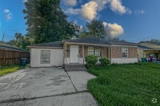 Building Photo - 1105 Mobile Dr
