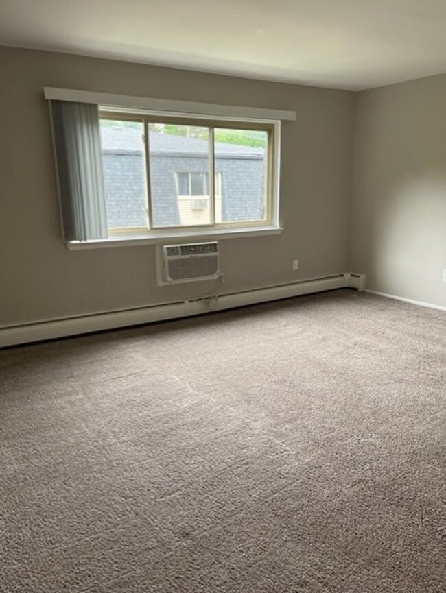 Building Photo - 1 bedroom/1 bathroom Near Downtown Rochester!