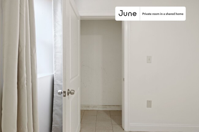 Foto del edificio - Private bedroom in 4 bed/2 bath Home