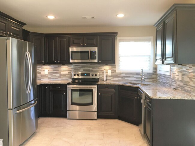 Building Photo - Great Home near Hilltop Elementary
