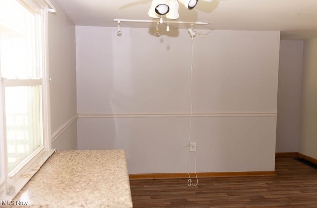 Building Photo - 1330 James Cir