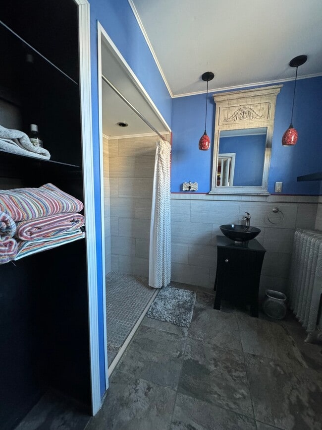 Building Photo - 562 5th Ave