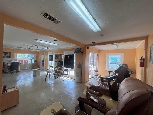Building Photo - 1124 N Shepherd Dr