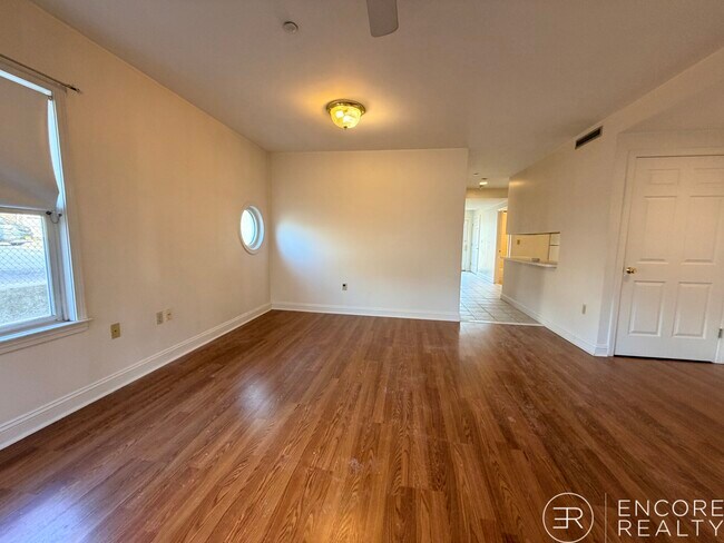 Foto del edificio - 8-10 Glencoe St. Unit 1