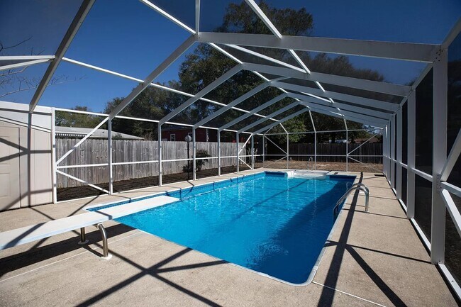 Enclosed pool - 396 Andrew Dr