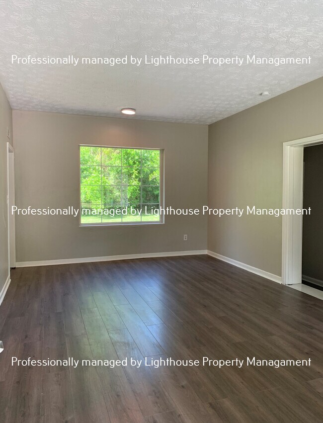 Foto del edificio - Bright 3 Bedroom Home With Open Layout And Storage Space