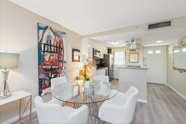 Building Photo - **Walk to the beach and Downtown Naples**ANNUAL or SEASONAL FURNISHED RENTAL AVAILABLE** 2 BEDS 2...