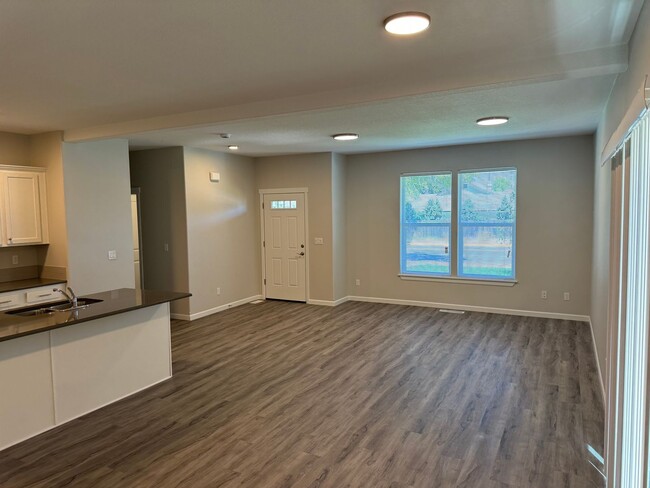 Foto del edificio - Brand New 4 Bed / 2.5 Bath Duplex! **$99 F...