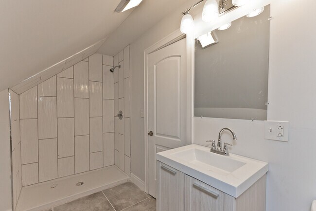 Building Photo - Beautiful 3B 2B in Humboldt Park right nex...