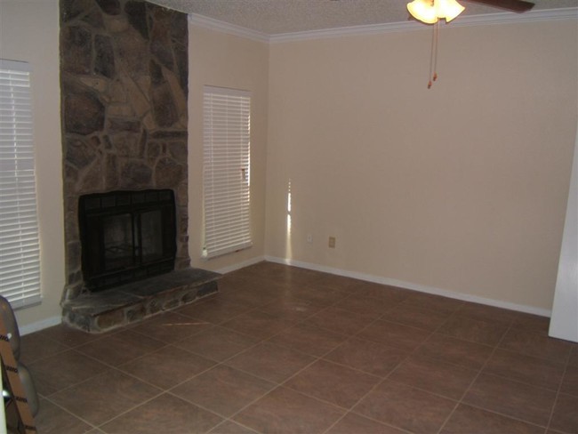 Building Photo - 17417 Red Oak Dr