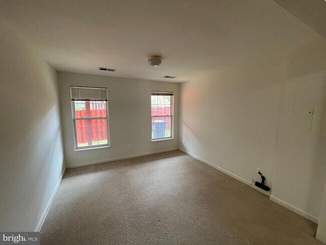 Building Photo - 2555 Thorncroft Pl