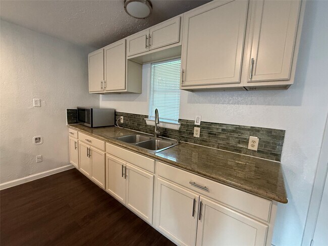 Foto del edificio - 9433 Rosehaven Dr