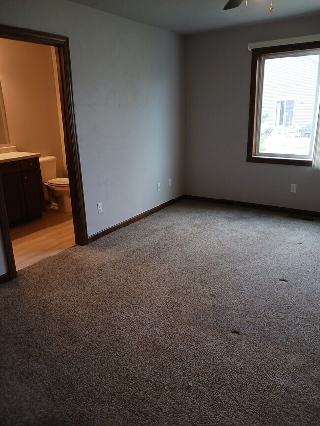 Primary bedroom & bath - 1338 Moon Ridge Ct