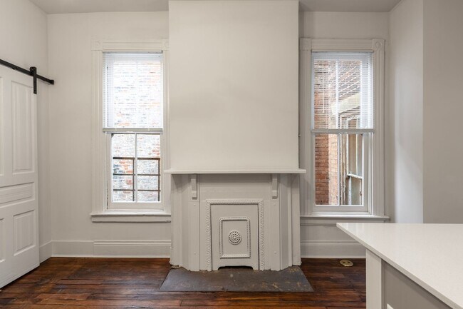 Building Photo - Urban Historic Flat