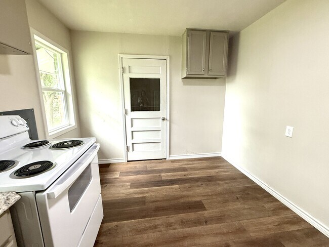 Building Photo - 24 Cason St