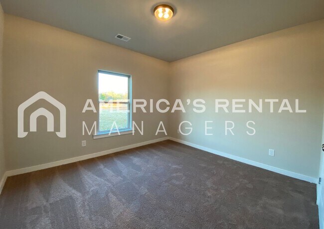 Foto del edificio - Home for Rent in Weaver AL... Coming Soon!...