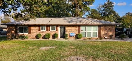 Building Photo - 915 Sharon St