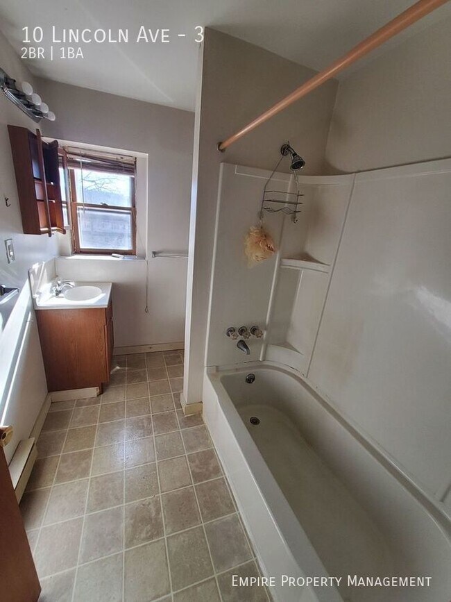 Building Photo - 2nd Floor: 2 Bedroom / 1 Bathroom in Walnu...
