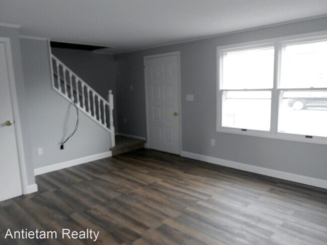 Building Photo - 2 br, 1.5 bath House - 16 W. Ninth St.