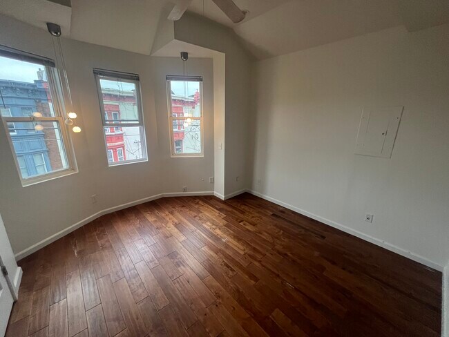 Building Photo - 750 S 4th St