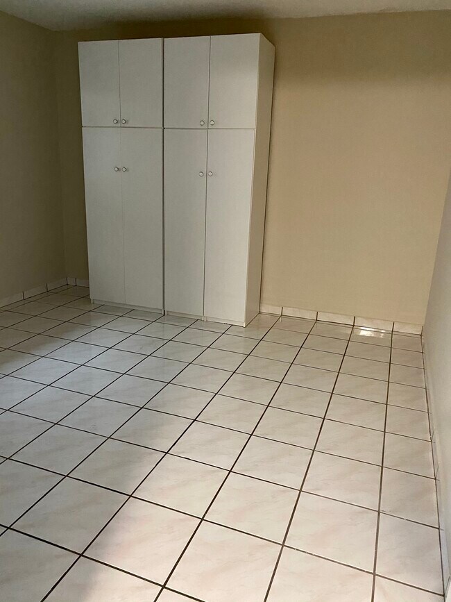 2nd room - 1750 W 46th St