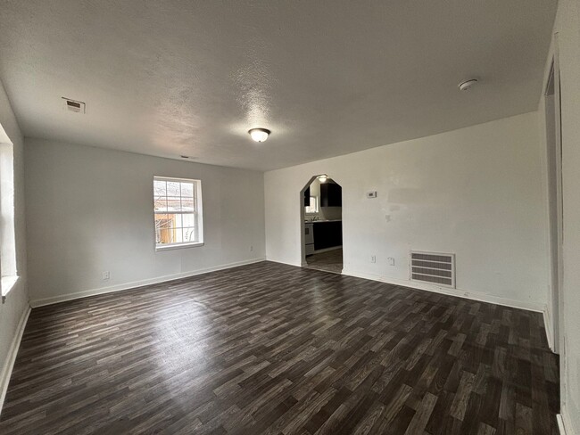 Building Photo - GREAT RECENTLY REMODELED 2 Bedroom Home wi...