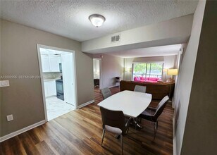 Building Photo - 4164 Inverrary Dr