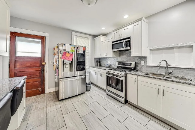 Building Photo - 2541 N Hamlin Ave