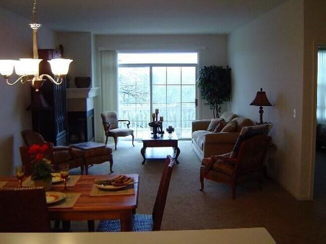 Amplia sala familiar con balcón con vistas al río Fox y chimenea de gas. - 281 Hickory Lane
