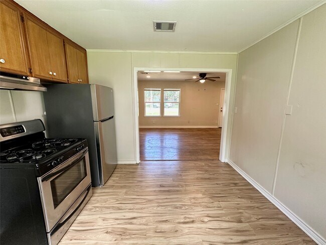 Building Photo - 6 E Southlawn Ave