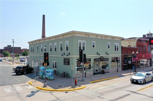 Building Photo - 711 4th St E