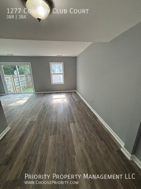 Building Photo - 1277 Country Club Ct
