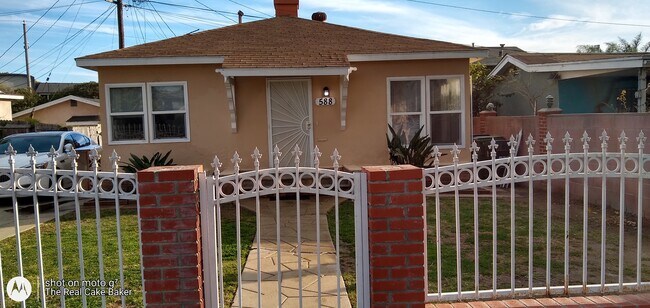 Building Photo - 588 E Hyde Park Pl