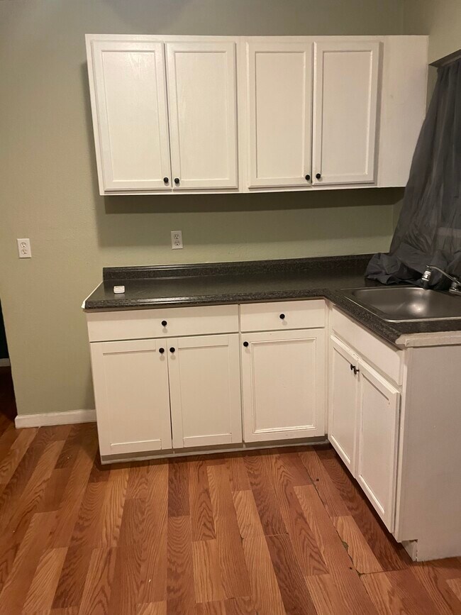 Kitchen area - 26129 Yale St