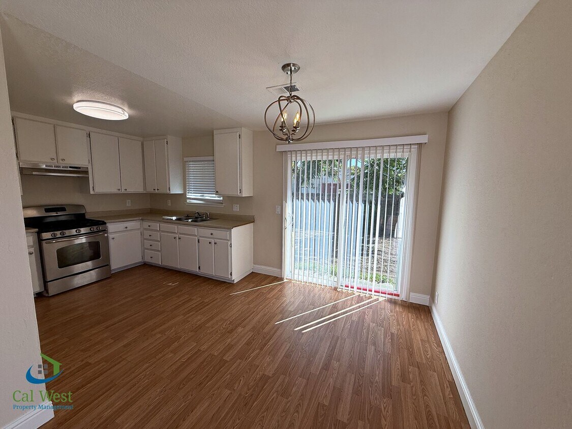 Foto principal - $2995.00 Spacious 3 Bed / 2 Bath Cottage i...