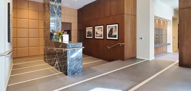 Foto del edificio - One of kind 7th terrace unit in reputable ...