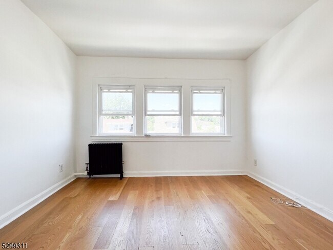 Building Photo - 33 Oraton St