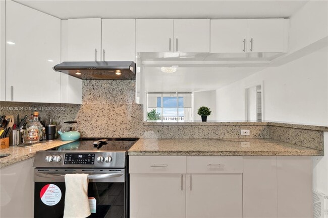 Foto del edificio - 7850 Byron Ave