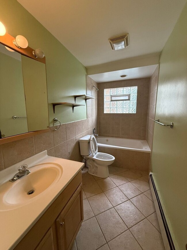 Building Photo - Bright 1bedroom/1bath Apartment Close to T...