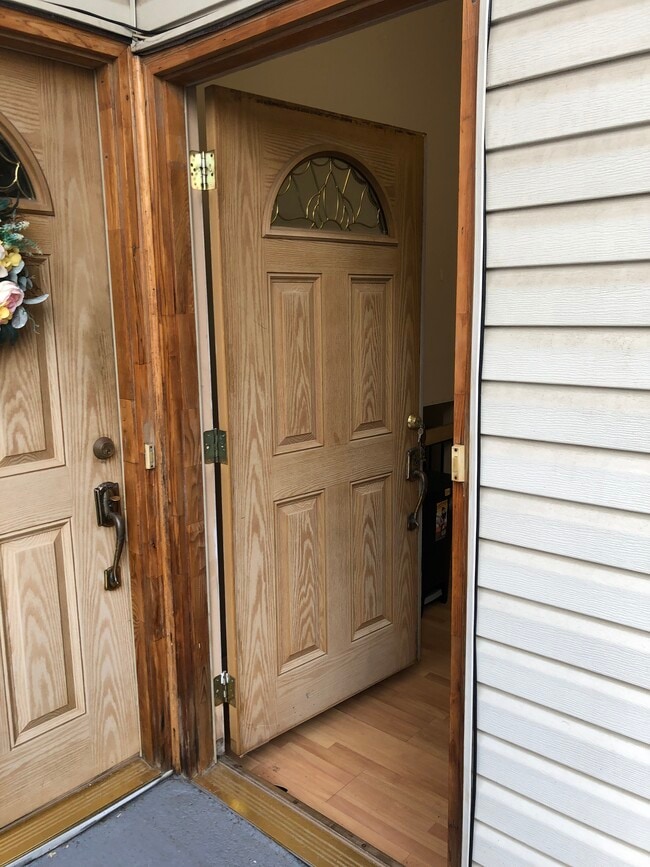 Separate entrance - 76 Green Valley Rd