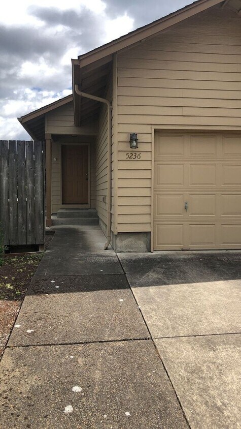 Foto principal - 2-Bedroom Duplex in Prime Corvallis Location!