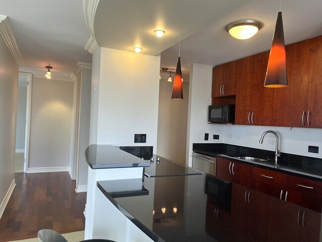 Foto del edificio - 2650 N Lakeview Ave