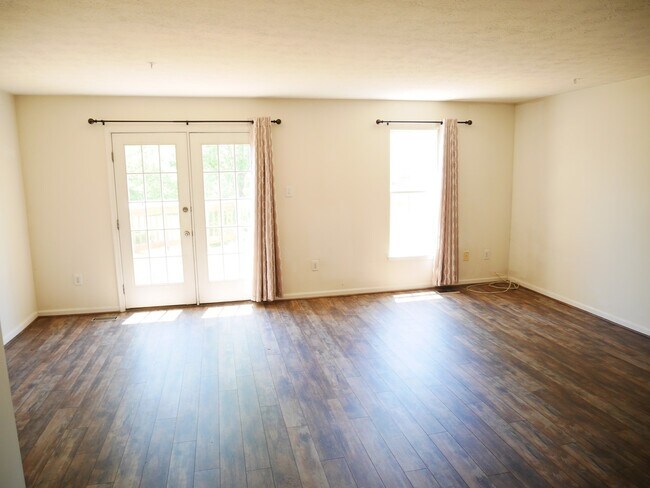 Foto del edificio - Spacious 2-Bedroom Townhome with Finished Basement & Prime Location